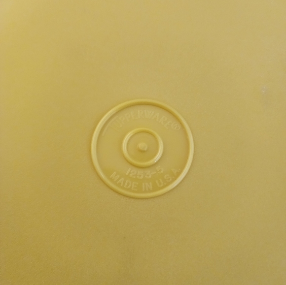 Set of 2 Vtg Tupperware Seal 'N Serve Yellow Bowls - Picture 10 of 13